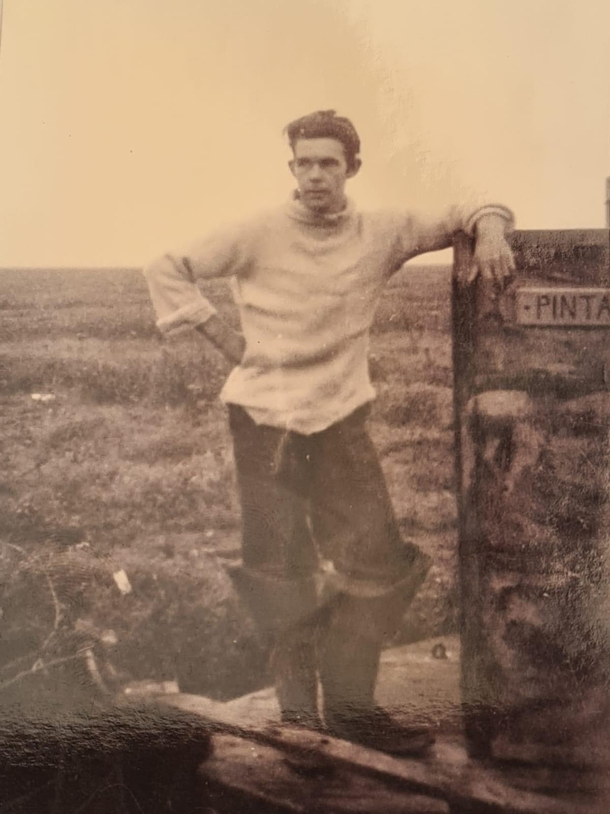 Ken Plumbly on the pintail house boat 1950s moored near kenzies boat it was allegedly burned down by kenzie?